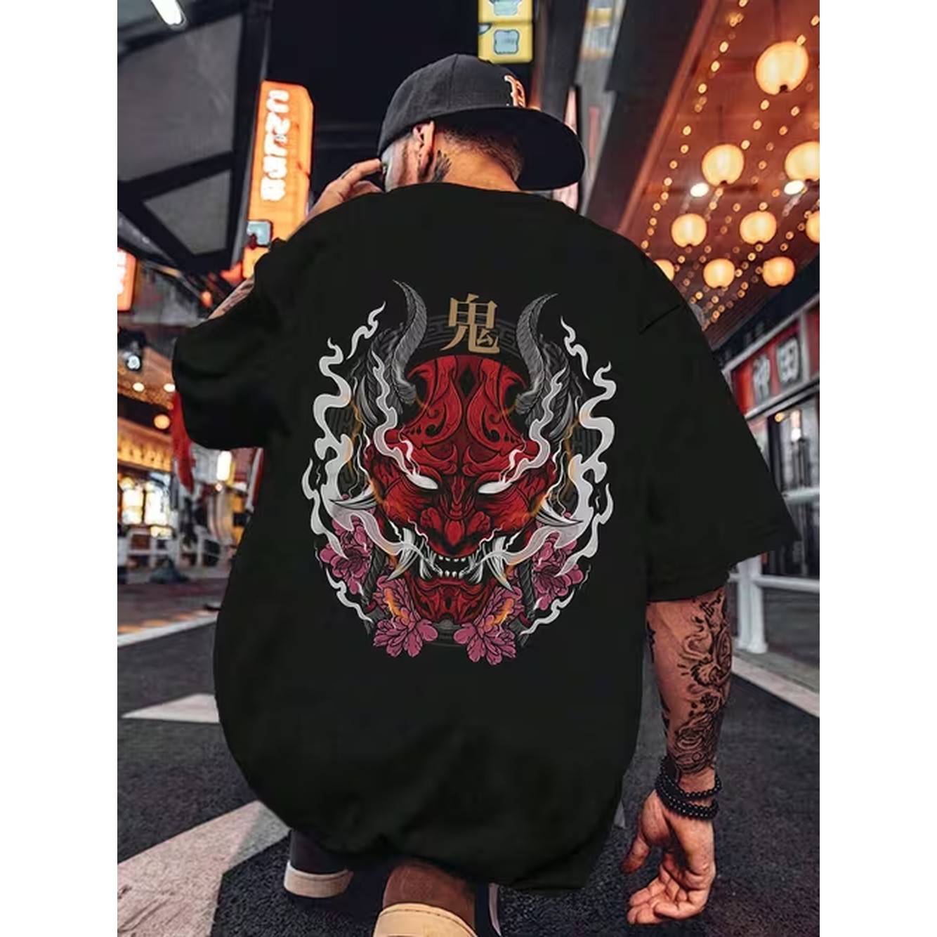 Mens Fashion Style Images - 商品画像2枚：前面と背面のメンズカジュアルプリント半袖Tシャツ、炎柄、レギュラーフィット、夏のストリートスタイルトップス、白地に赤、黒、黄色の芸術的な模様、ファッショナブルな顔の形、カラー